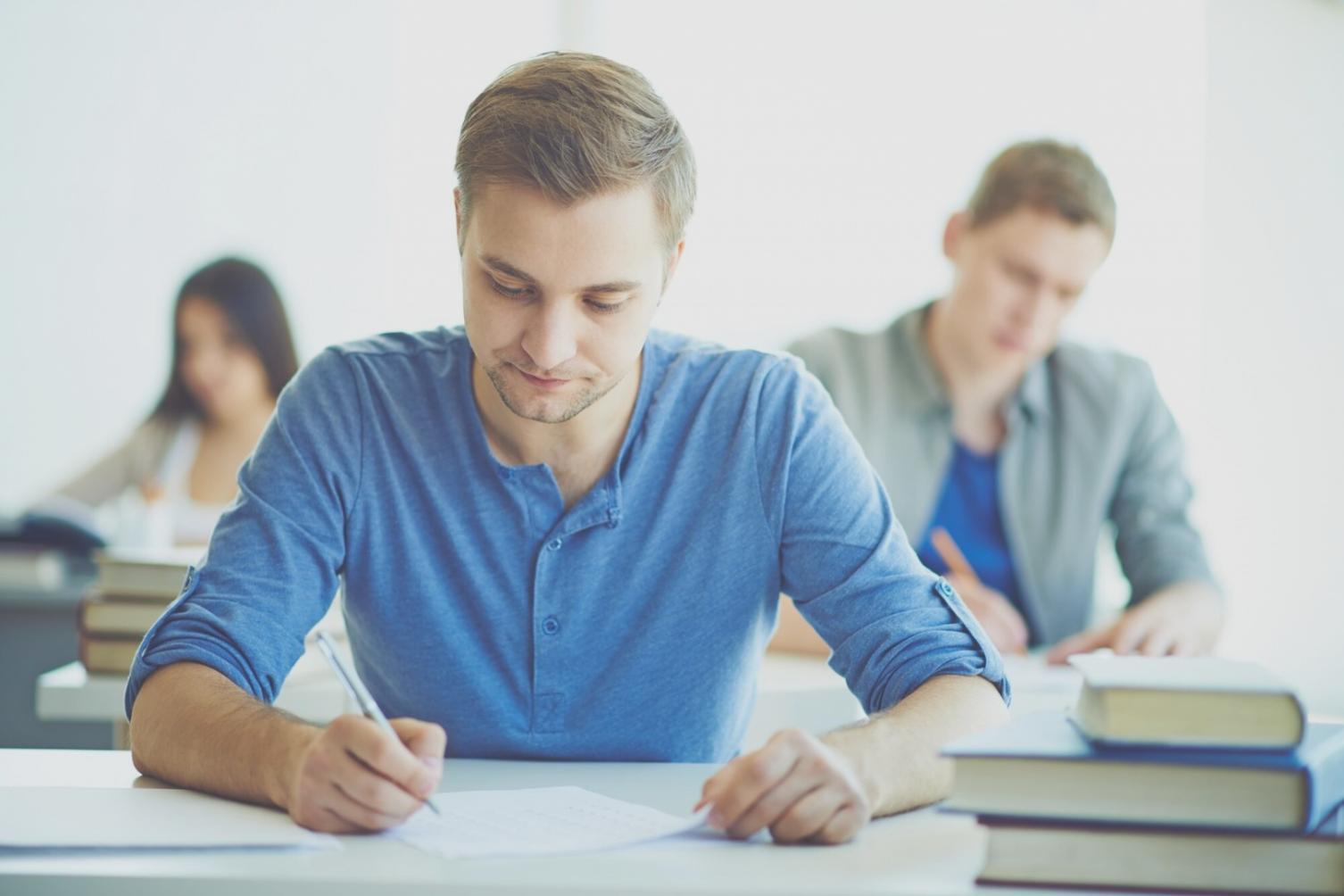 Estudiantes colaborando en sesión de análisis financiero